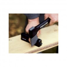 FISKARS. Dispozitiv pentru ascutit topoare si cuti..